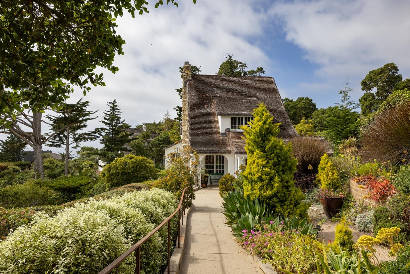 Detail Gallery Image 6 of 48 For 110 Pine Way, Carmel,  CA 93923 - 4 Beds | 4/1 Baths