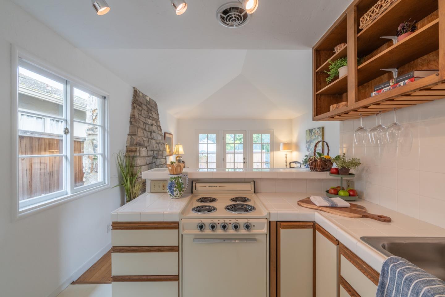 Detail Gallery Image 10 of 23 For 2ne Ocean and Guadalupe Ave, Carmel,  CA 93923 - 1 Beds | 1 Baths