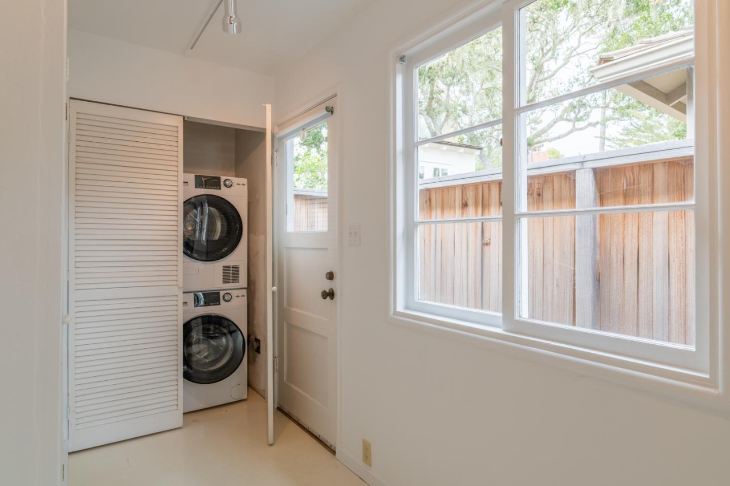 Detail Gallery Image 11 of 23 For 2ne Ocean and Guadalupe Ave, Carmel,  CA 93923 - 1 Beds | 1 Baths
