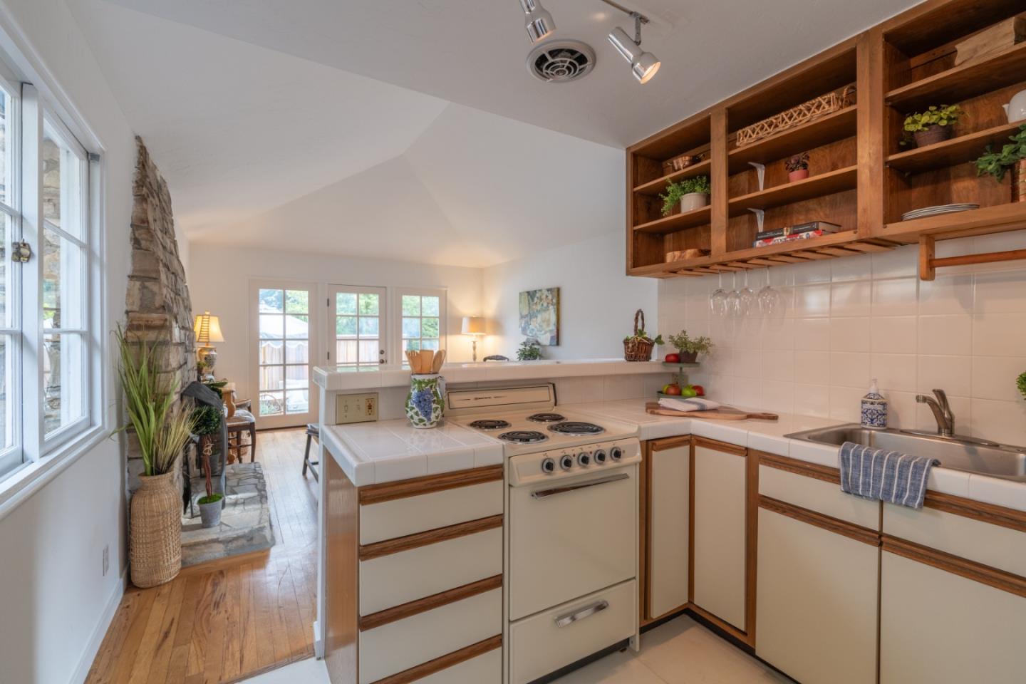 Detail Gallery Image 9 of 23 For 2ne Ocean and Guadalupe Ave, Carmel,  CA 93923 - 1 Beds | 1 Baths