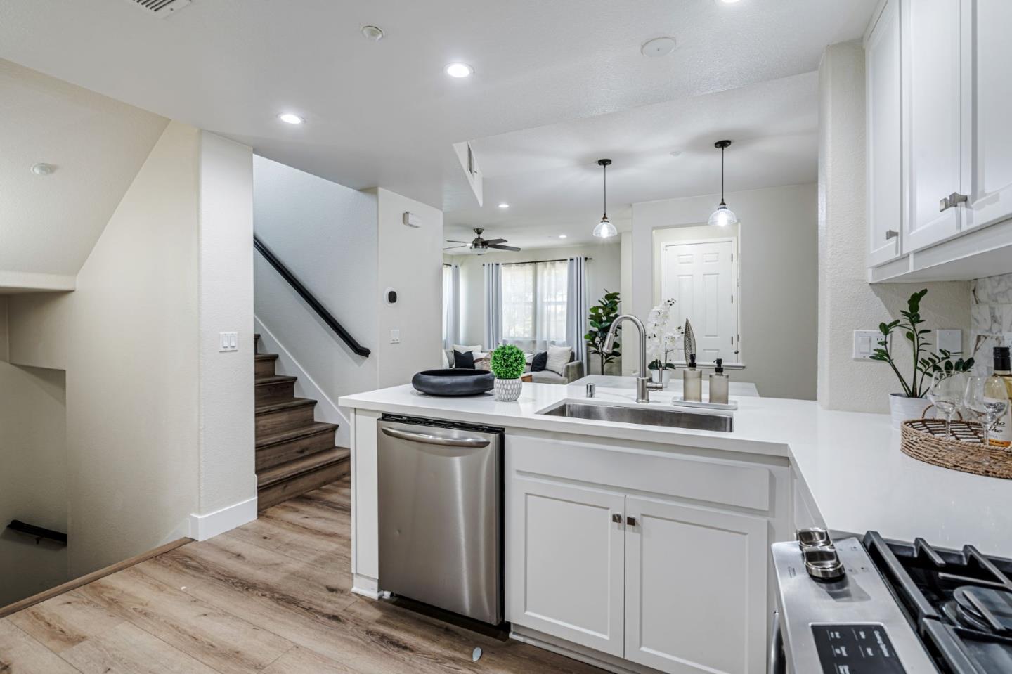 Detail Gallery Image 8 of 34 For 6124 Old Quarry Loop, Oakland,  CA 94605 - 4 Beds | 3 Baths