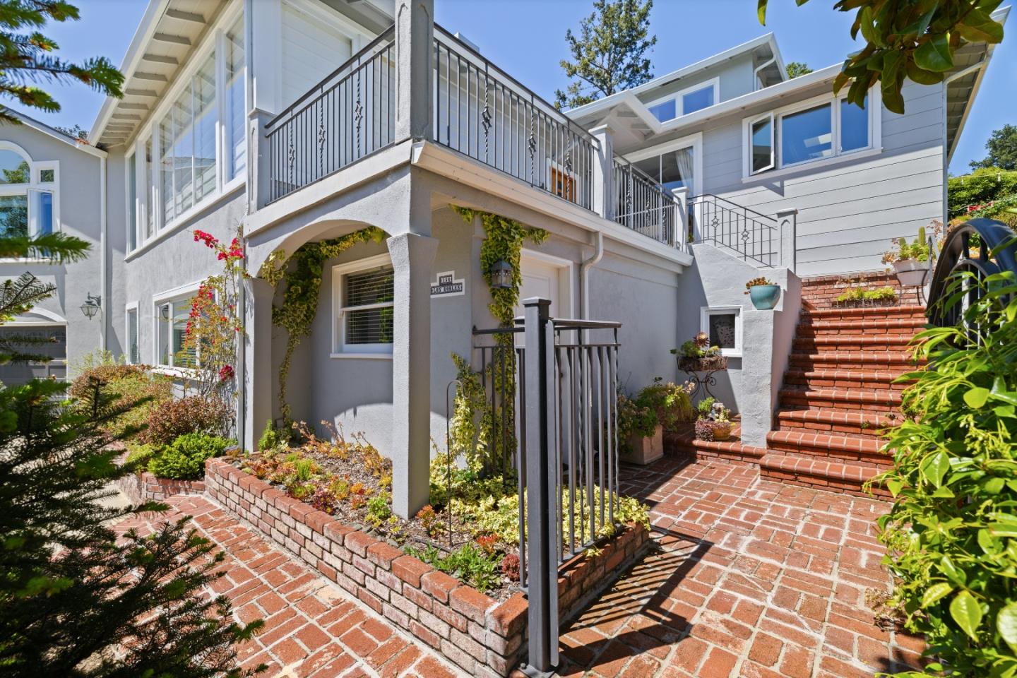 Detail Gallery Image 2 of 54 For 154 Los Robles Dr, Burlingame,  CA 94010 - 5 Beds | 3/2 Baths