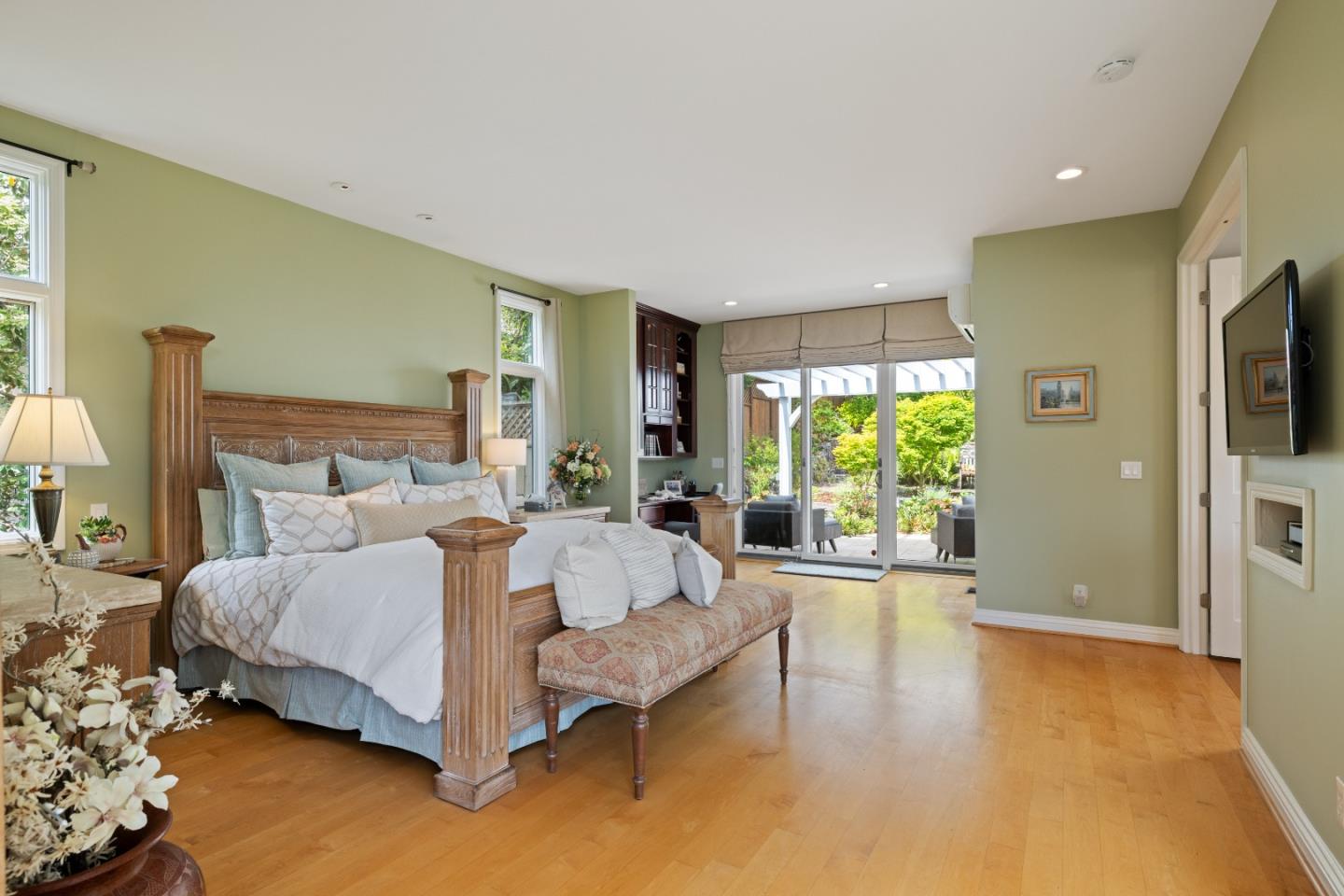 Detail Gallery Image 23 of 54 For 154 Los Robles Dr, Burlingame,  CA 94010 - 5 Beds | 3/2 Baths