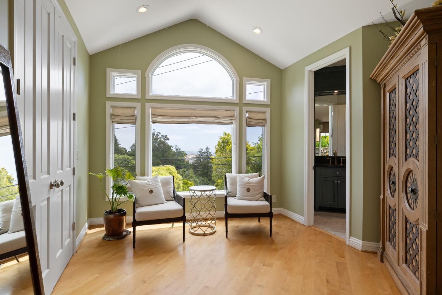 Detail Gallery Image 25 of 54 For 154 Los Robles Dr, Burlingame,  CA 94010 - 5 Beds | 3/2 Baths