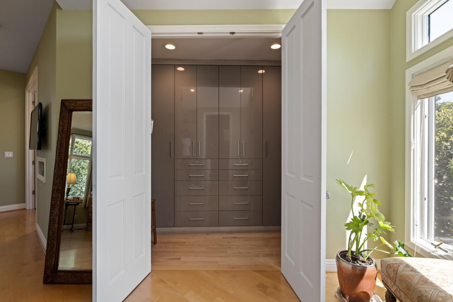 Detail Gallery Image 26 of 54 For 154 Los Robles Dr, Burlingame,  CA 94010 - 5 Beds | 3/2 Baths