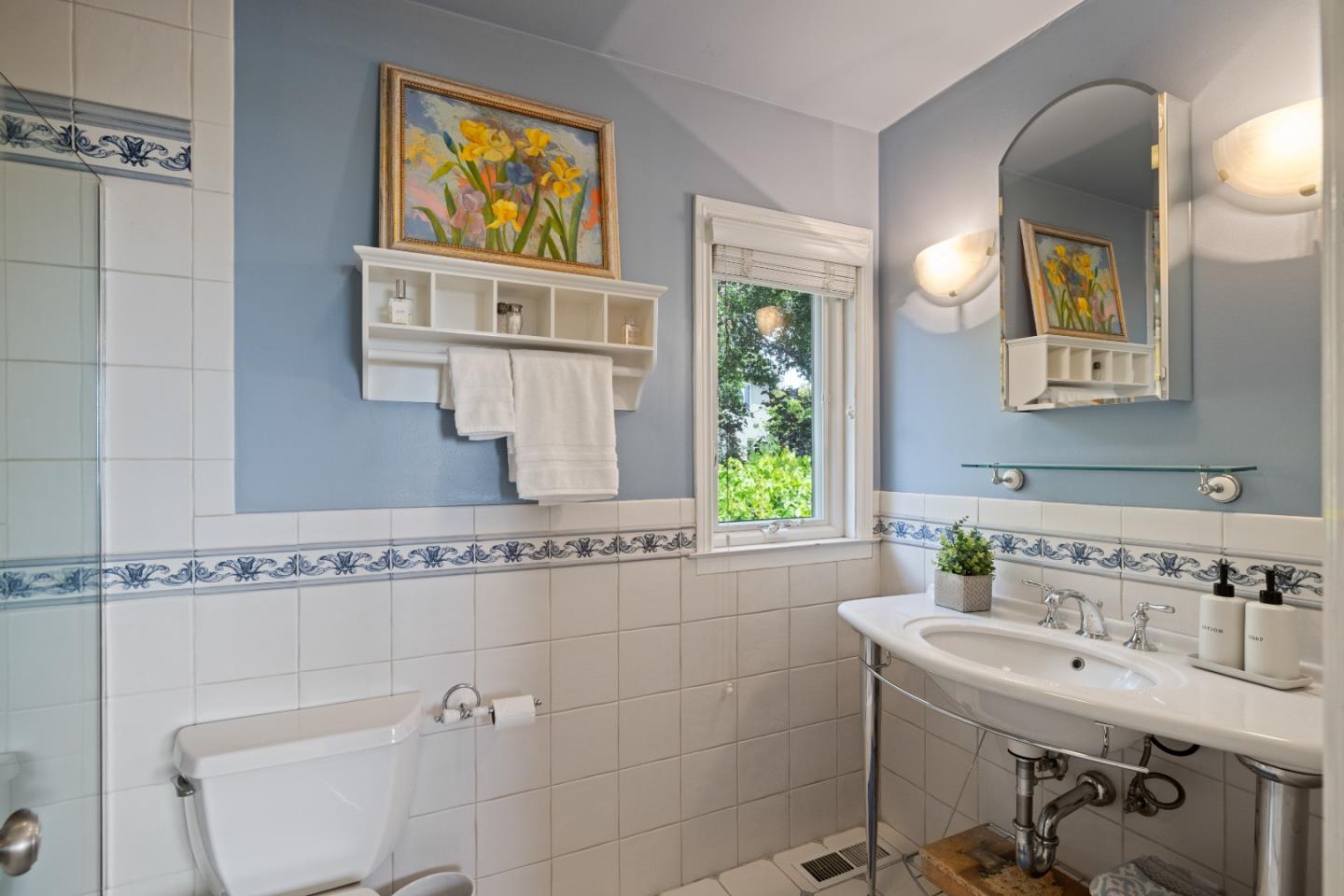 Detail Gallery Image 36 of 54 For 154 Los Robles Dr, Burlingame,  CA 94010 - 5 Beds | 3/2 Baths