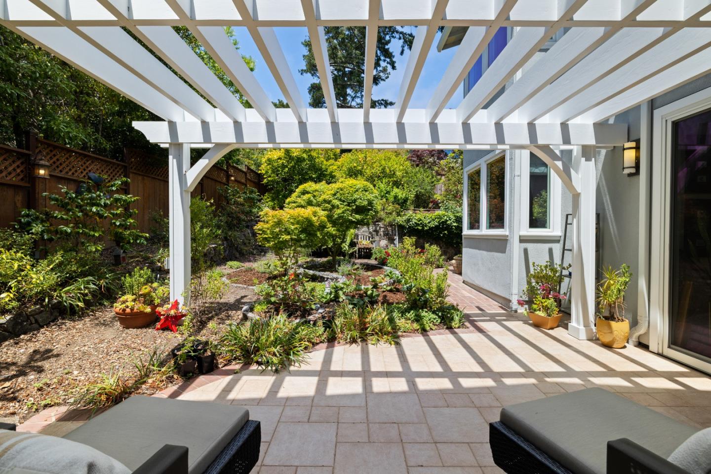 Detail Gallery Image 43 of 54 For 154 Los Robles Dr, Burlingame,  CA 94010 - 5 Beds | 3/2 Baths