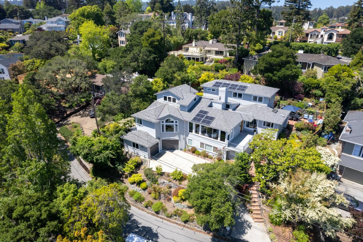 Detail Gallery Image 48 of 54 For 154 Los Robles Dr, Burlingame,  CA 94010 - 5 Beds | 3/2 Baths