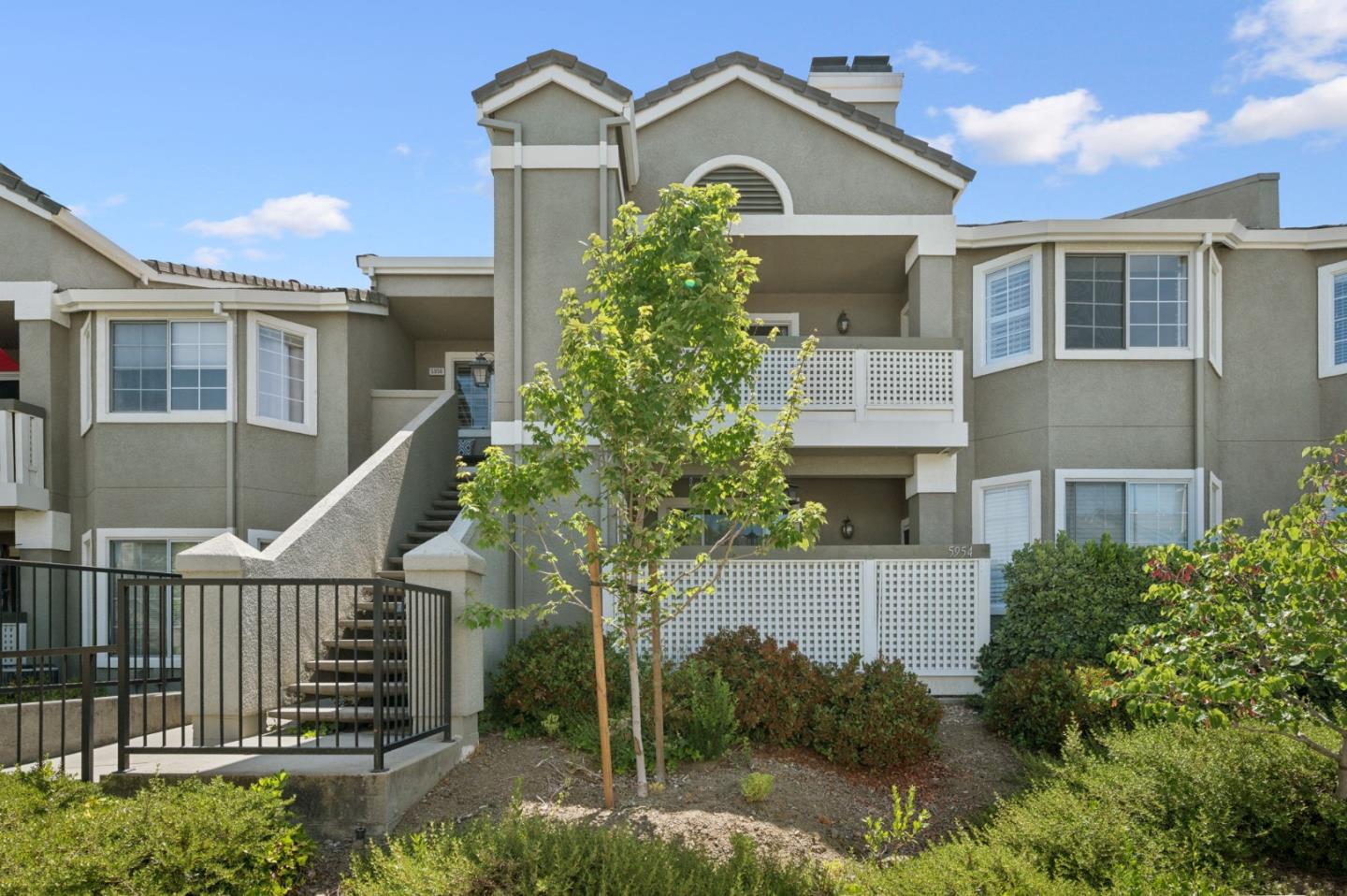 Detail Gallery Image 2 of 34 For 5956 Lake Almanor Dr, San Jose,  CA 95123 - 2 Beds | 2 Baths