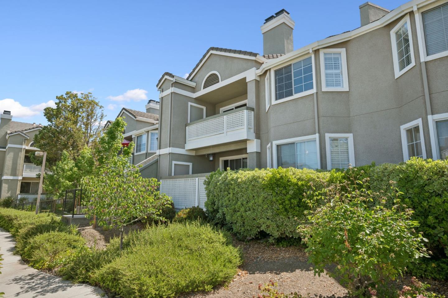 Detail Gallery Image 3 of 34 For 5956 Lake Almanor Dr, San Jose,  CA 95123 - 2 Beds | 2 Baths