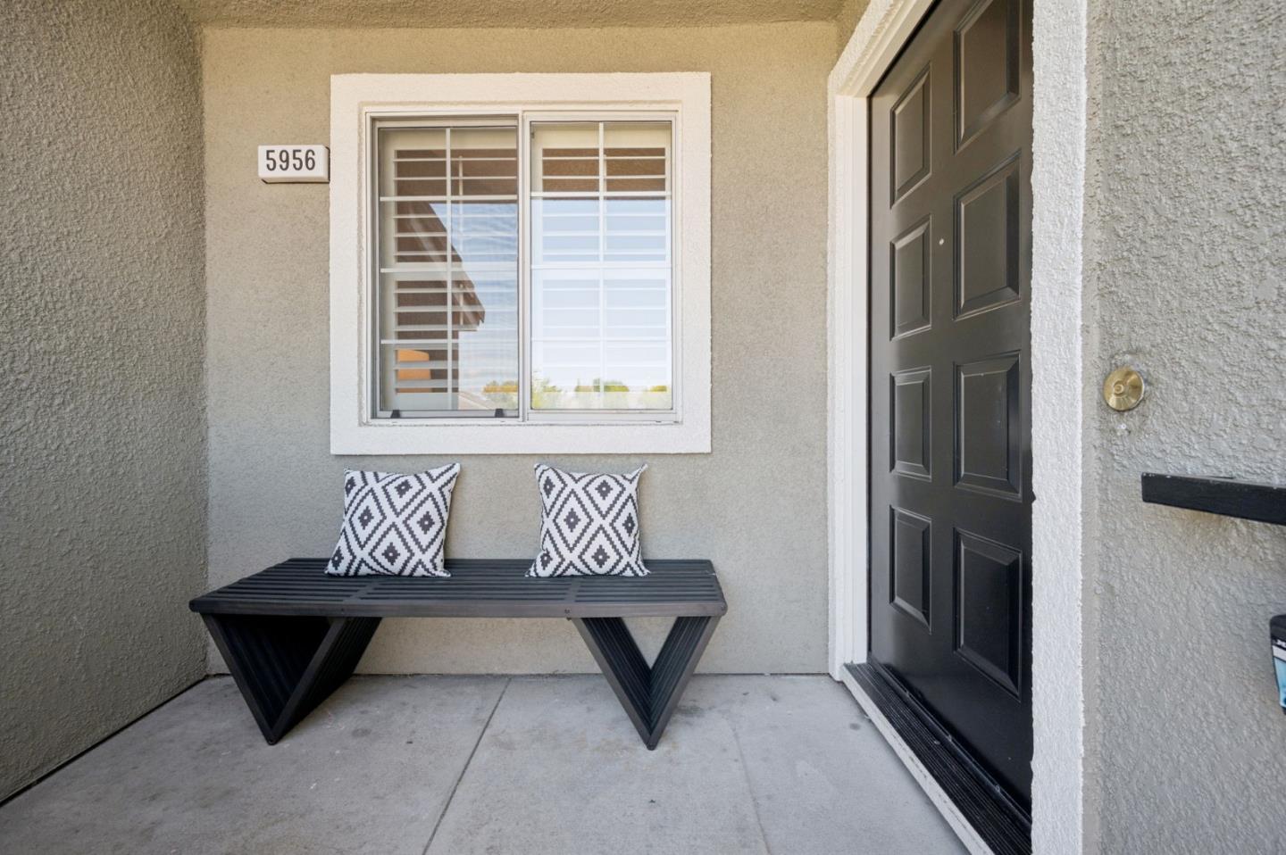 Detail Gallery Image 6 of 34 For 5956 Lake Almanor Dr, San Jose,  CA 95123 - 2 Beds | 2 Baths