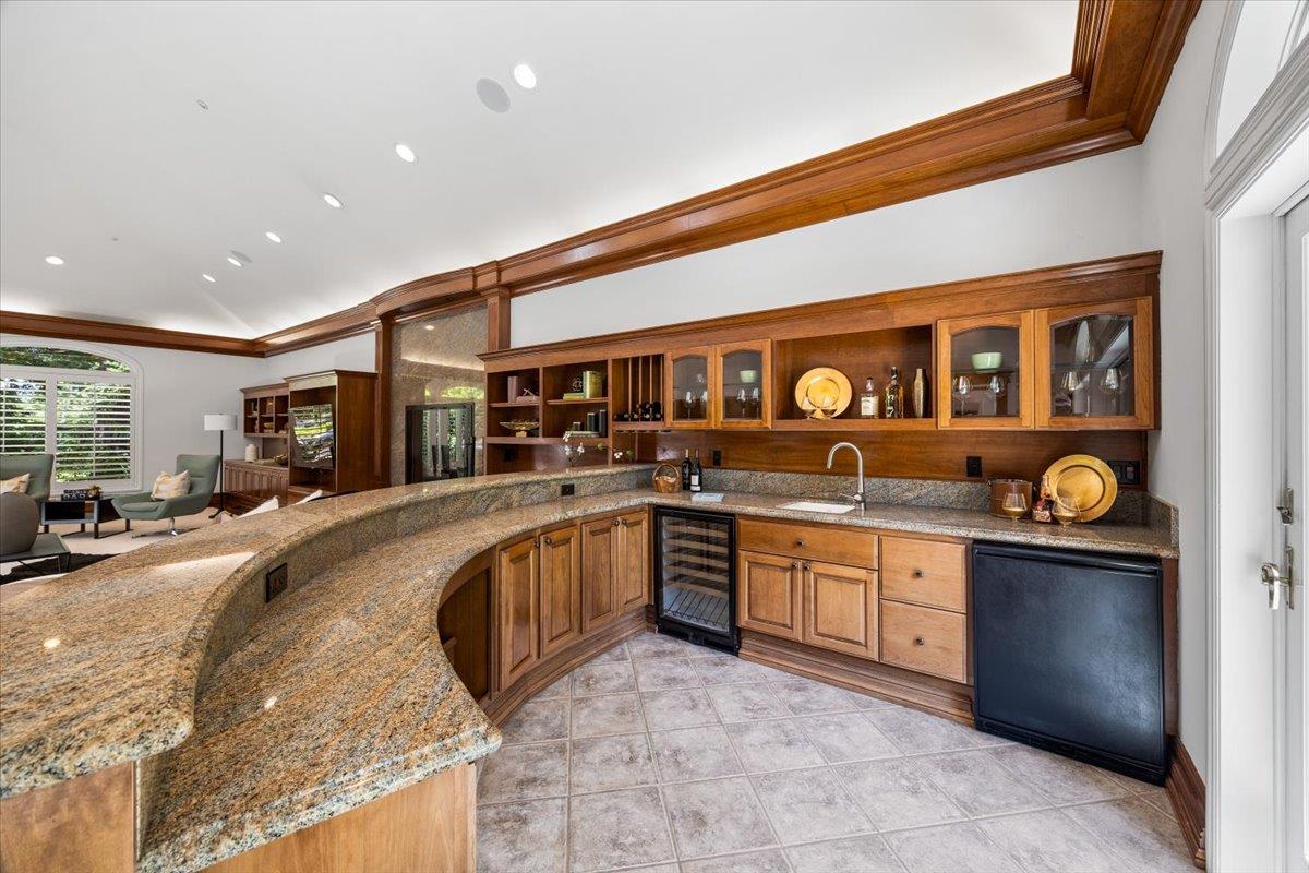 Detail Gallery Image 10 of 58 For 801 Eucalyptus Ave, Hillsborough,  CA 94010 - 5 Beds | 4/1 Baths