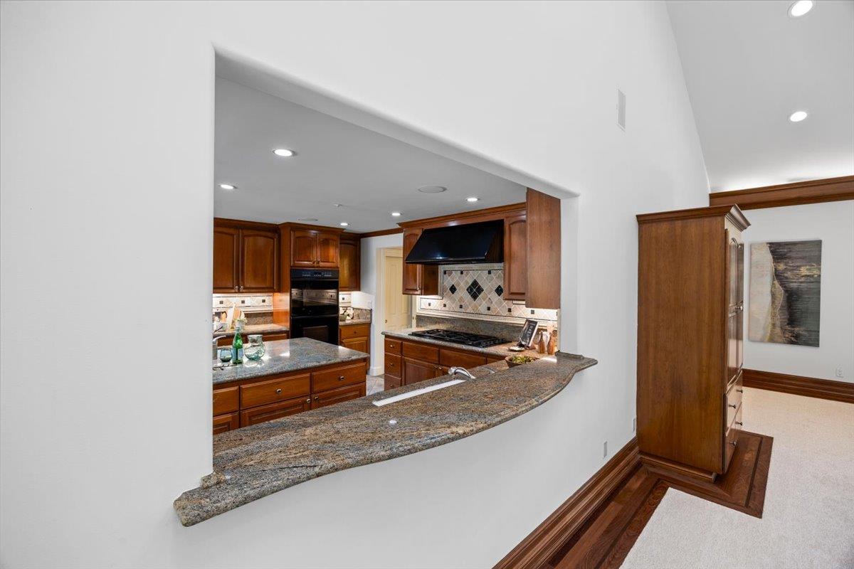 Detail Gallery Image 11 of 58 For 801 Eucalyptus Ave, Hillsborough,  CA 94010 - 5 Beds | 4/1 Baths