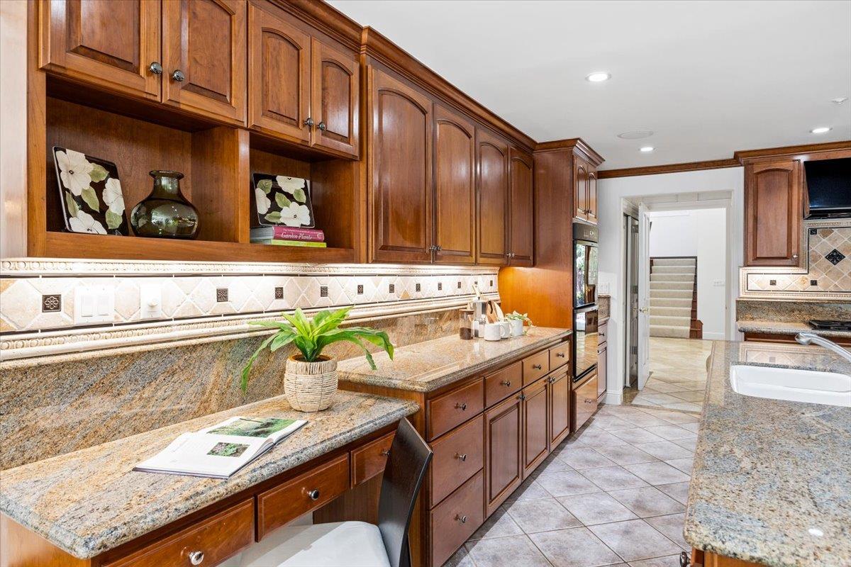 Detail Gallery Image 13 of 58 For 801 Eucalyptus Ave, Hillsborough,  CA 94010 - 5 Beds | 4/1 Baths