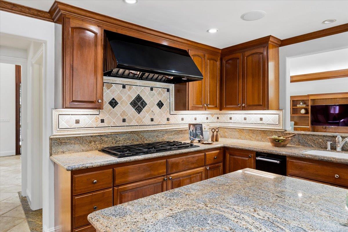 Detail Gallery Image 16 of 58 For 801 Eucalyptus Ave, Hillsborough,  CA 94010 - 5 Beds | 4/1 Baths