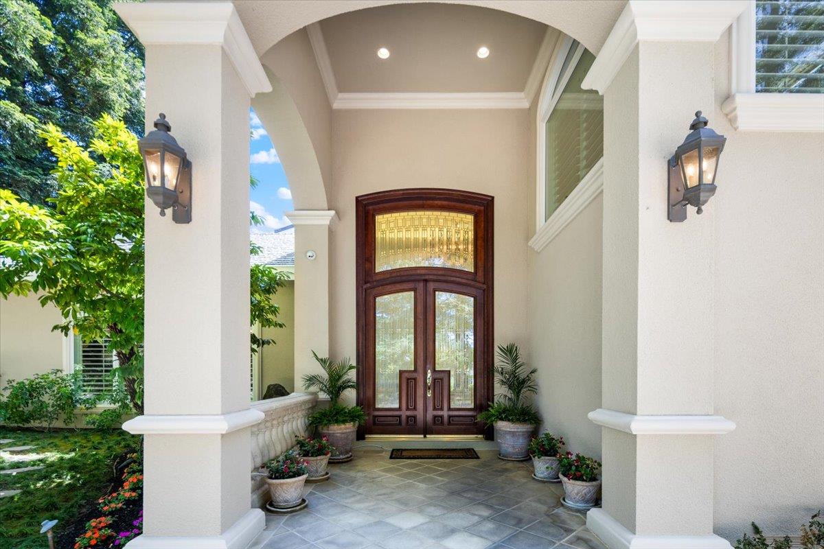 Detail Gallery Image 4 of 58 For 801 Eucalyptus Ave, Hillsborough,  CA 94010 - 5 Beds | 4/1 Baths