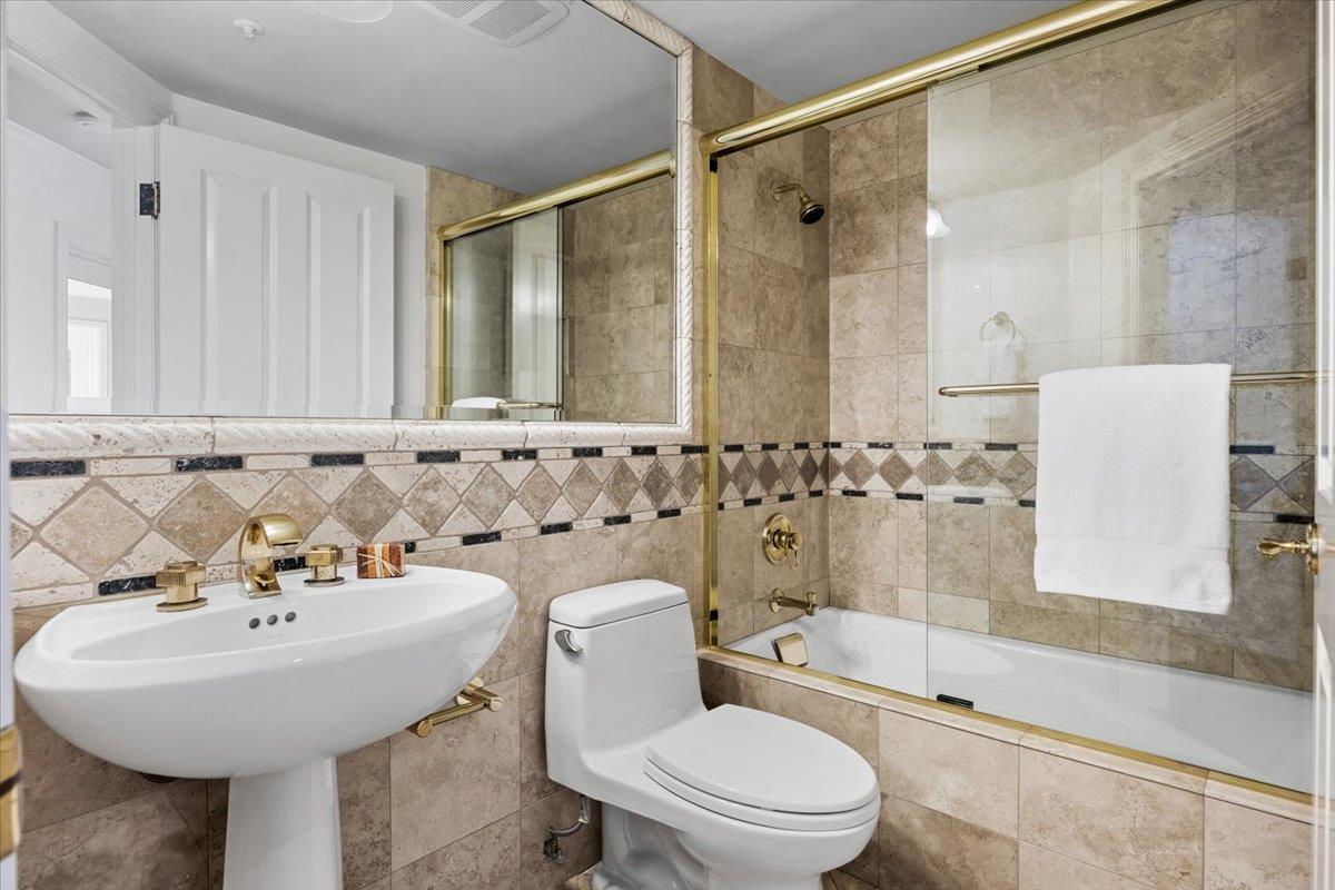 Detail Gallery Image 41 of 58 For 801 Eucalyptus Ave, Hillsborough,  CA 94010 - 5 Beds | 4/1 Baths