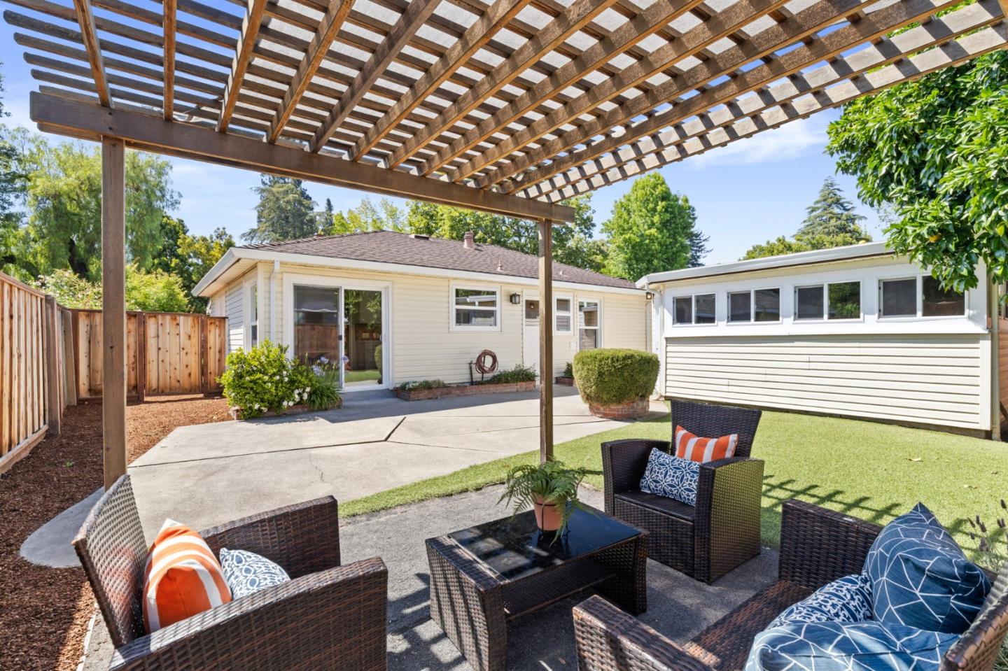 Detail Gallery Image 20 of 23 For 166 Willow Rd, Menlo Park,  CA 94025 - 3 Beds | 1 Baths