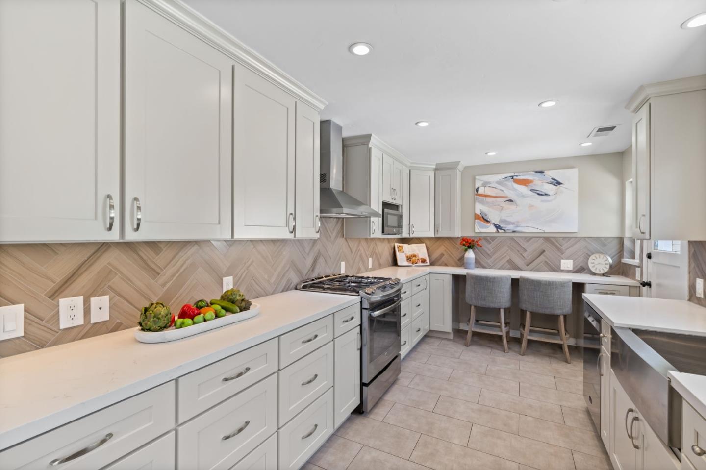 Detail Gallery Image 3 of 23 For 166 Willow Rd, Menlo Park,  CA 94025 - 3 Beds | 1 Baths