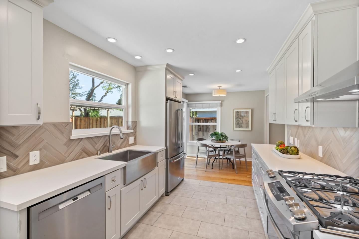 Detail Gallery Image 4 of 23 For 166 Willow Rd, Menlo Park,  CA 94025 - 3 Beds | 1 Baths