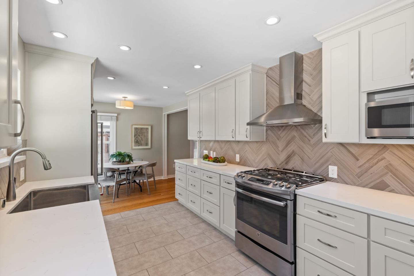 Detail Gallery Image 5 of 23 For 166 Willow Rd, Menlo Park,  CA 94025 - 3 Beds | 1 Baths