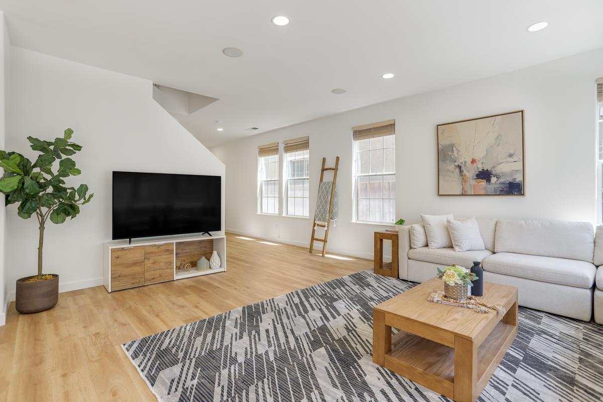 Detail Gallery Image 7 of 38 For 960 Sunbonnet Loop, San Jose,  CA 95125 - 5 Beds | 3 Baths