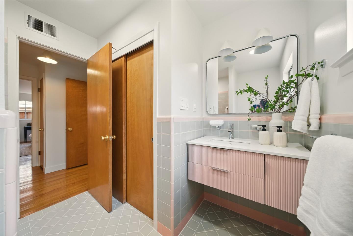 Detail Gallery Image 21 of 47 For 2012 Howard Ave, San Carlos,  CA 94070 - 3 Beds | 2 Baths