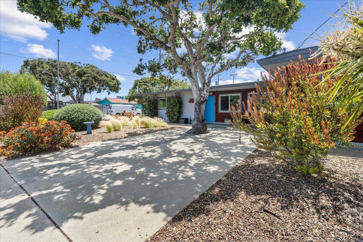 Detail Gallery Image 3 of 27 For 570 Casanova Ave, Monterey,  CA 93940 - 2 Beds | 2 Baths