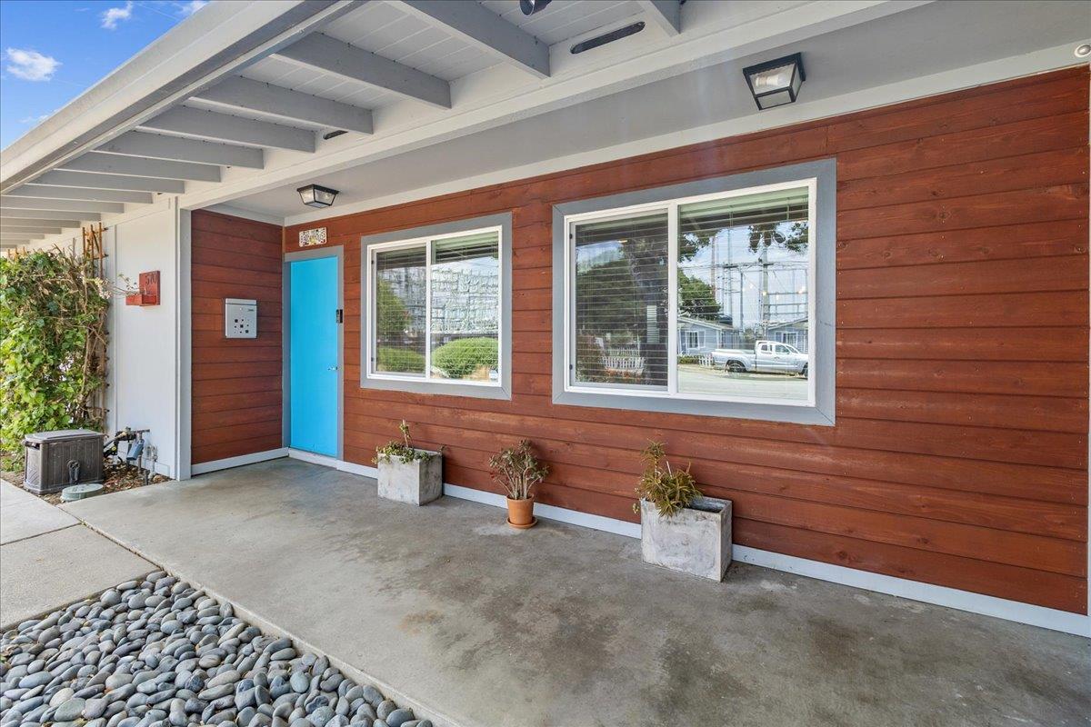 Detail Gallery Image 4 of 27 For 570 Casanova Ave, Monterey,  CA 93940 - 2 Beds | 2 Baths