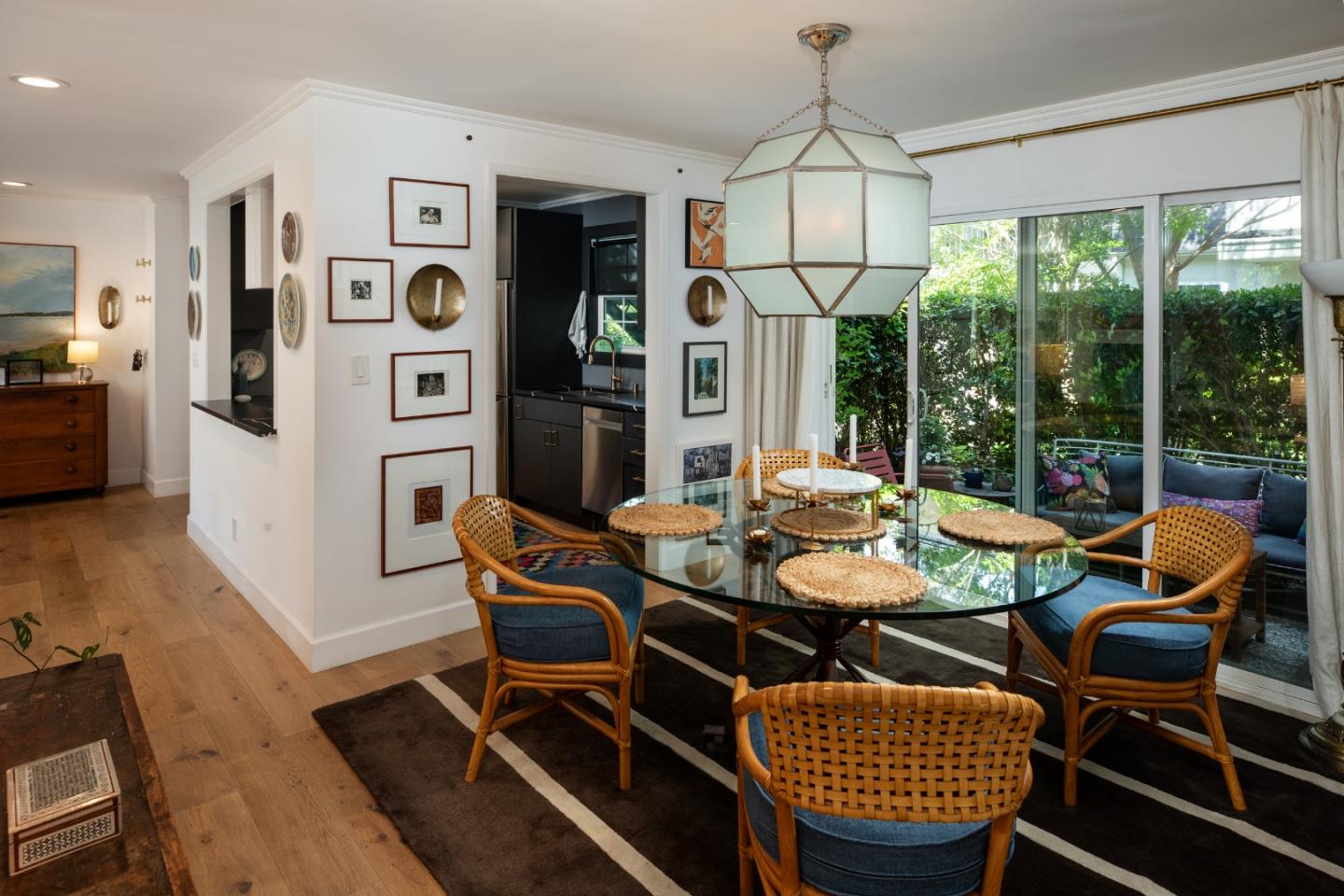 Detail Gallery Image 13 of 37 For 445 Oak Grove Ave #4,  Menlo Park,  CA 94025 - 2 Beds | 2 Baths