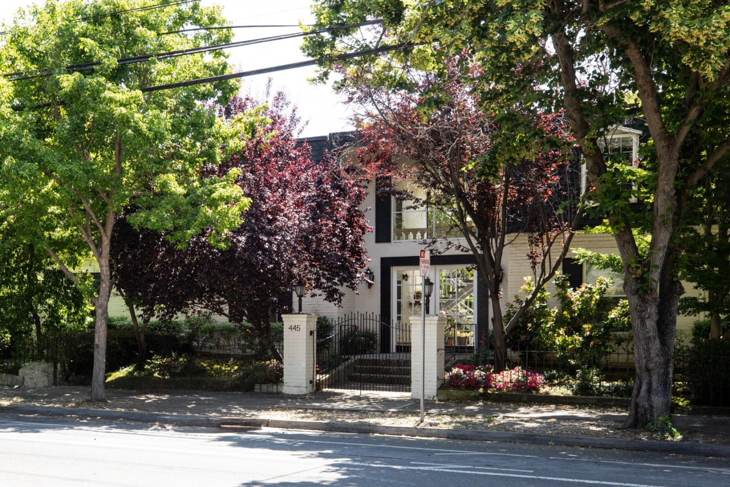 Detail Gallery Image 3 of 37 For 445 Oak Grove Ave #4,  Menlo Park,  CA 94025 - 2 Beds | 2 Baths
