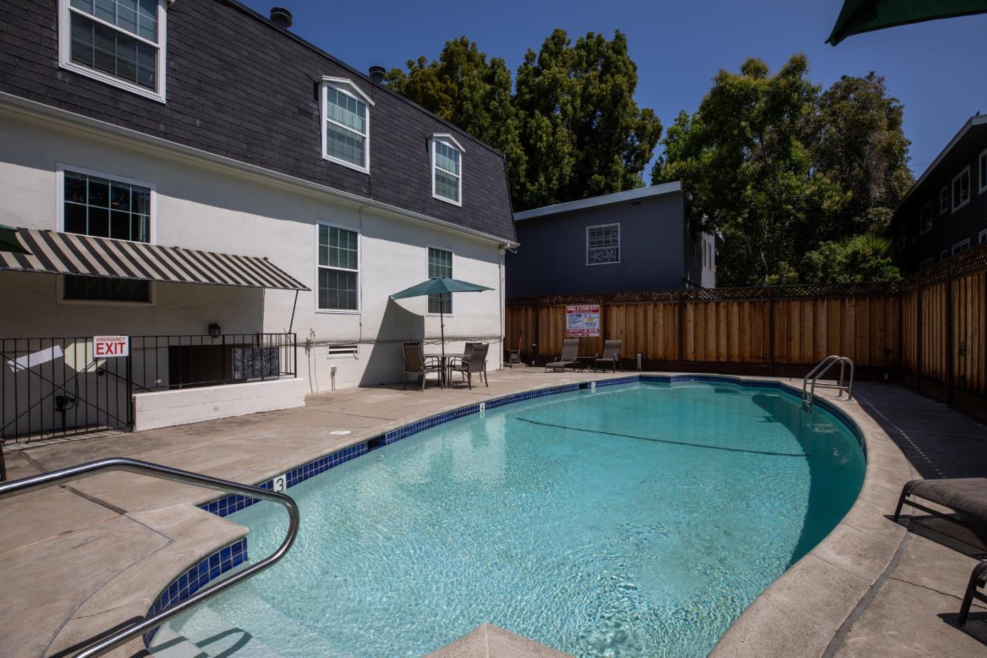 Detail Gallery Image 30 of 37 For 445 Oak Grove Ave #4,  Menlo Park,  CA 94025 - 2 Beds | 2 Baths