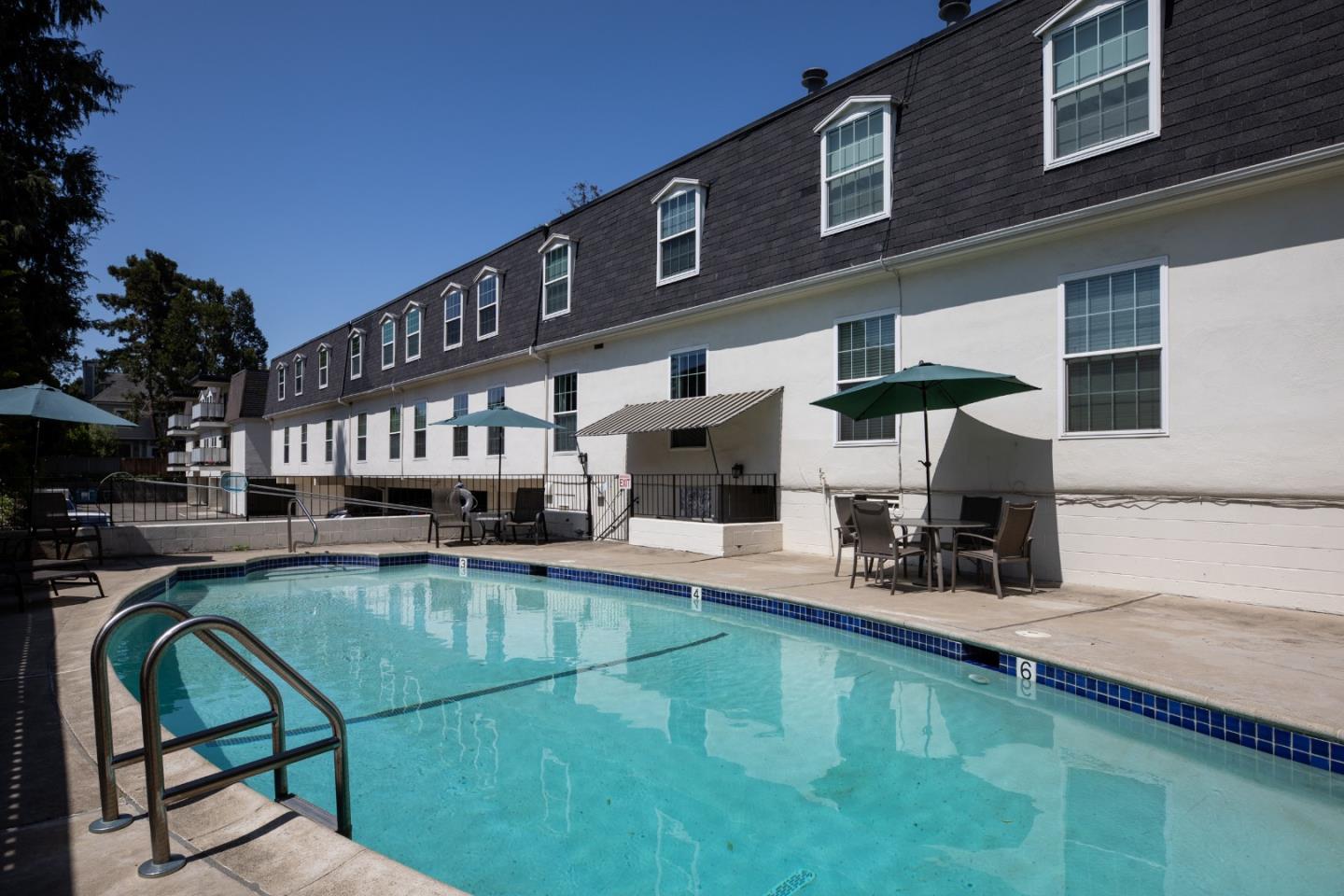 Detail Gallery Image 33 of 37 For 445 Oak Grove Ave #4,  Menlo Park,  CA 94025 - 2 Beds | 2 Baths