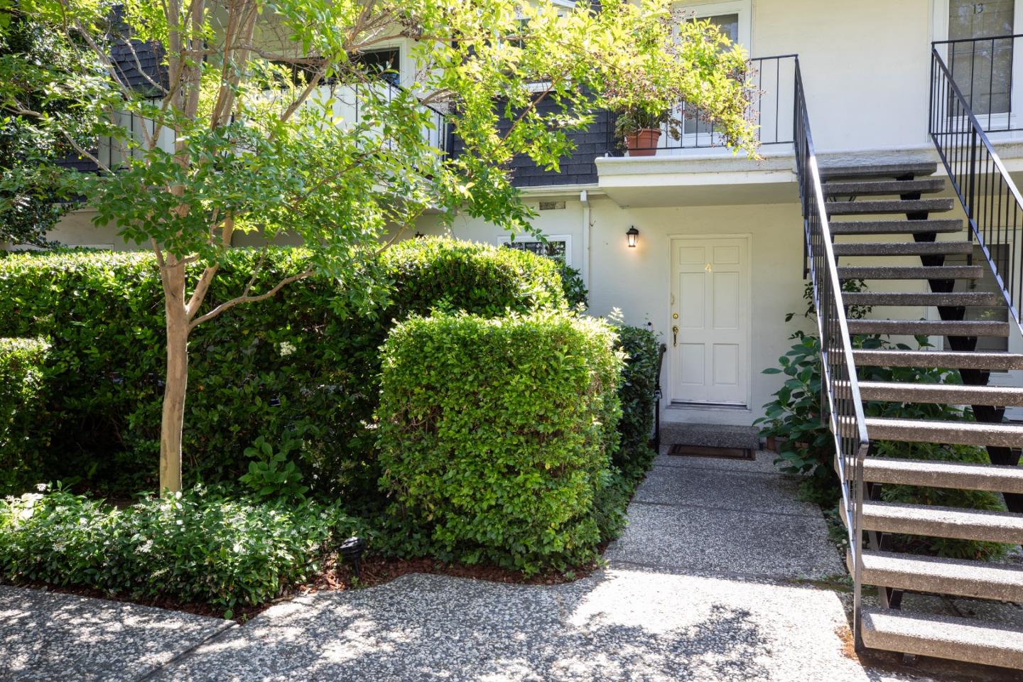 Detail Gallery Image 4 of 37 For 445 Oak Grove Ave #4,  Menlo Park,  CA 94025 - 2 Beds | 2 Baths