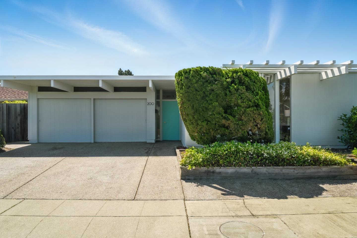 Detail Gallery Image 2 of 52 For 200 Loon Ct, Foster City,  CA 94404 - 5 Beds | 2 Baths
