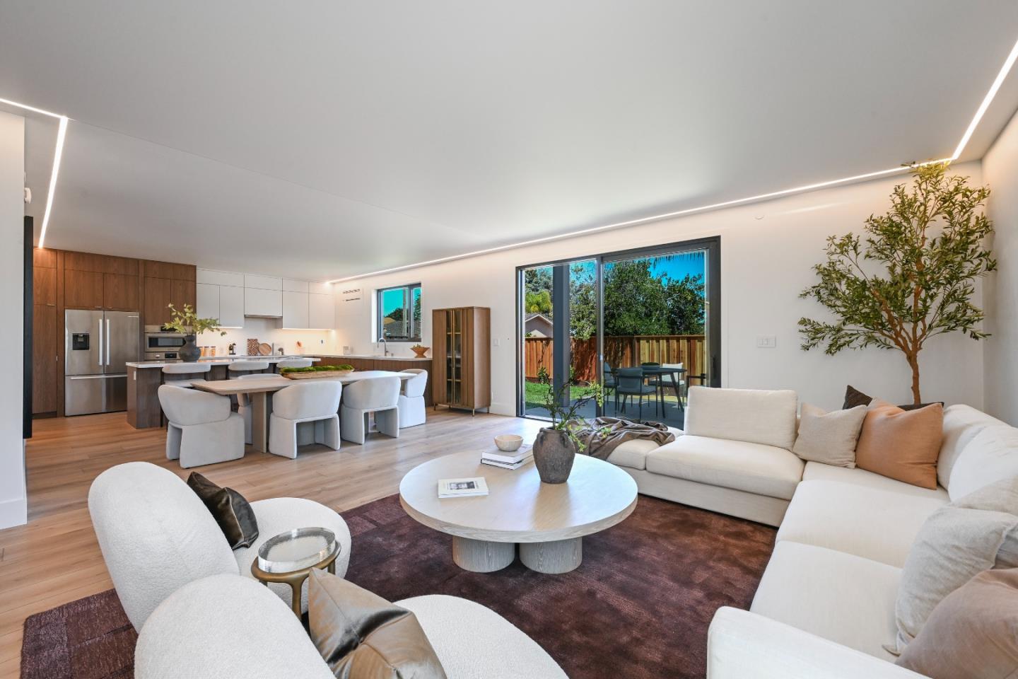 Detail Gallery Image 10 of 40 For 2725 Los Altos Dr, San Jose,  CA 95121 - 5 Beds | 3/1 Baths