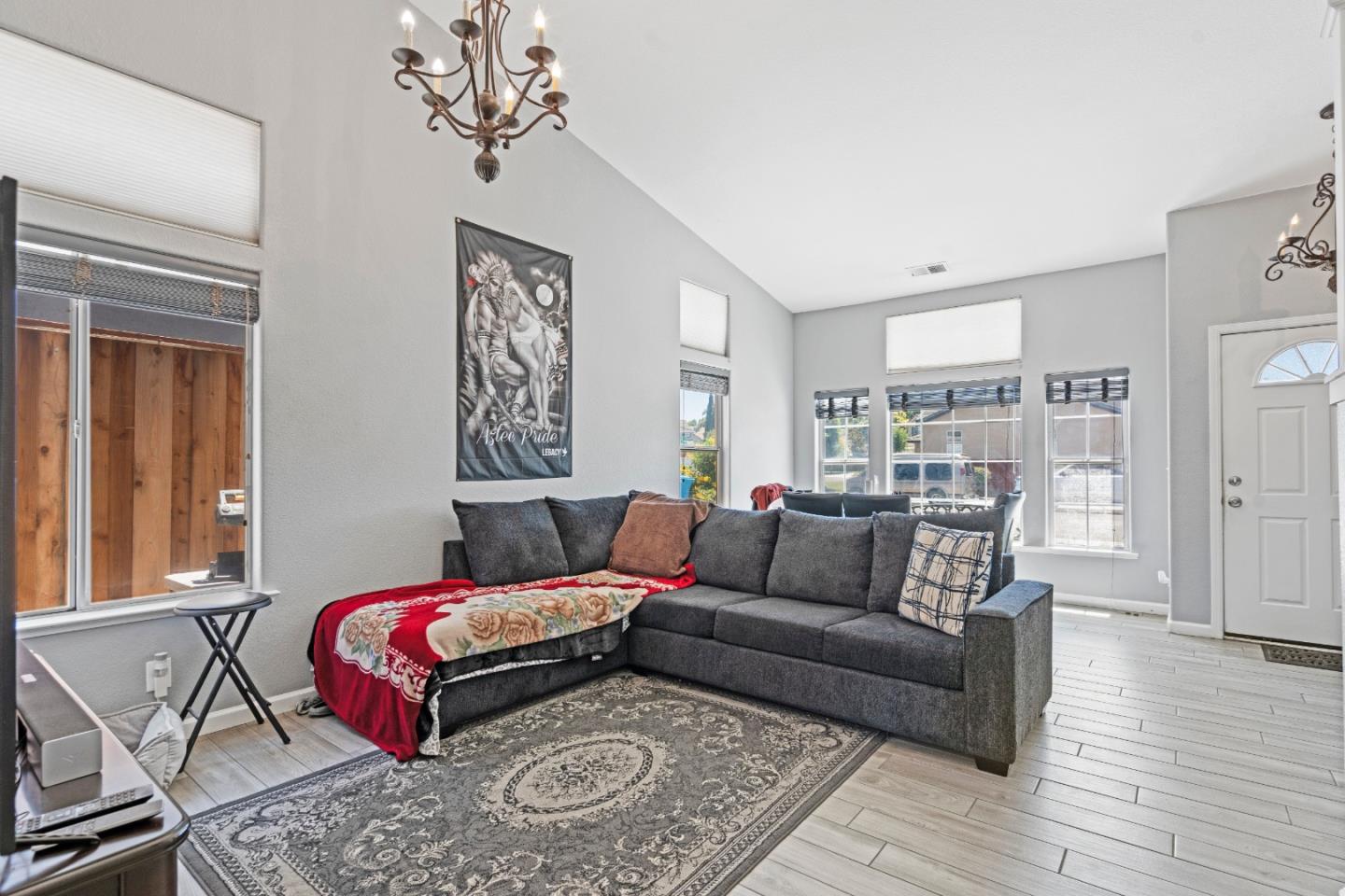 Detail Gallery Image 12 of 49 For 730 Marseille Dr, Hollister,  CA 95023 - 4 Beds | 2/1 Baths