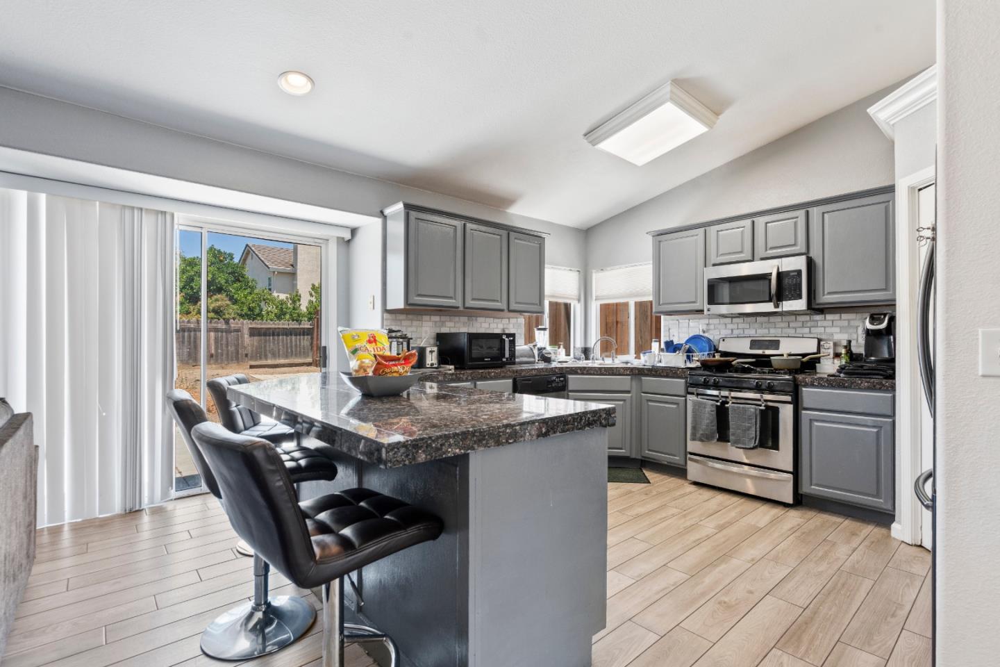 Detail Gallery Image 13 of 49 For 730 Marseille Dr, Hollister,  CA 95023 - 4 Beds | 2/1 Baths