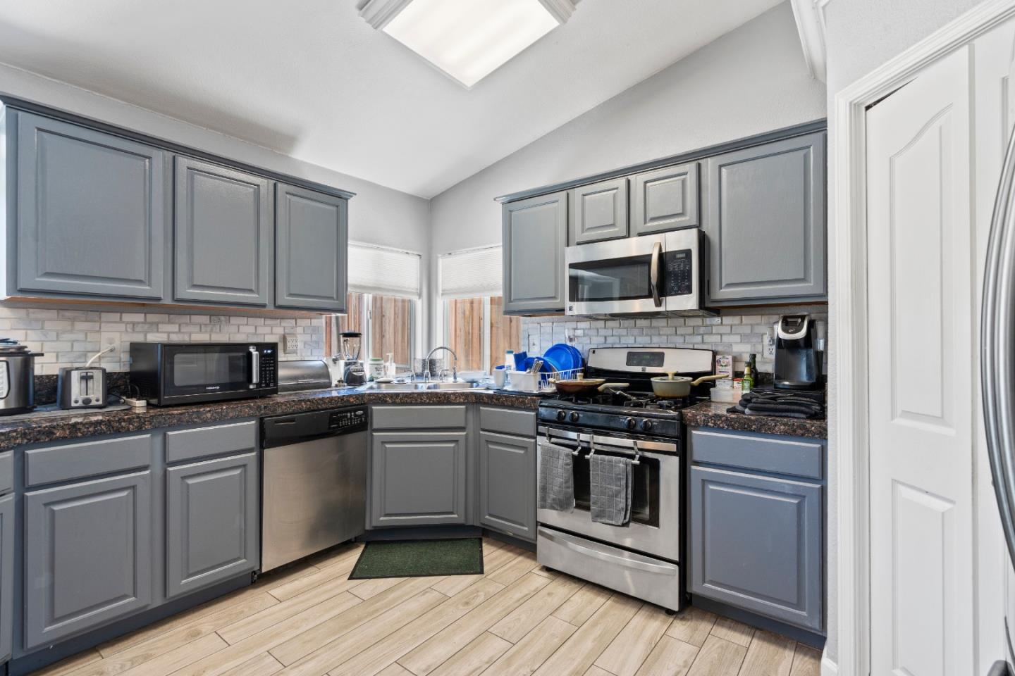 Detail Gallery Image 14 of 49 For 730 Marseille Dr, Hollister,  CA 95023 - 4 Beds | 2/1 Baths