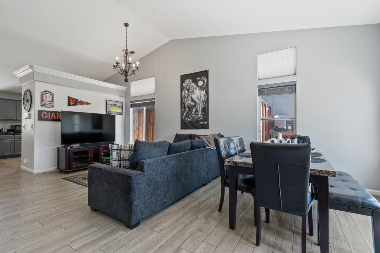 Detail Gallery Image 9 of 49 For 730 Marseille Dr, Hollister,  CA 95023 - 4 Beds | 2/1 Baths