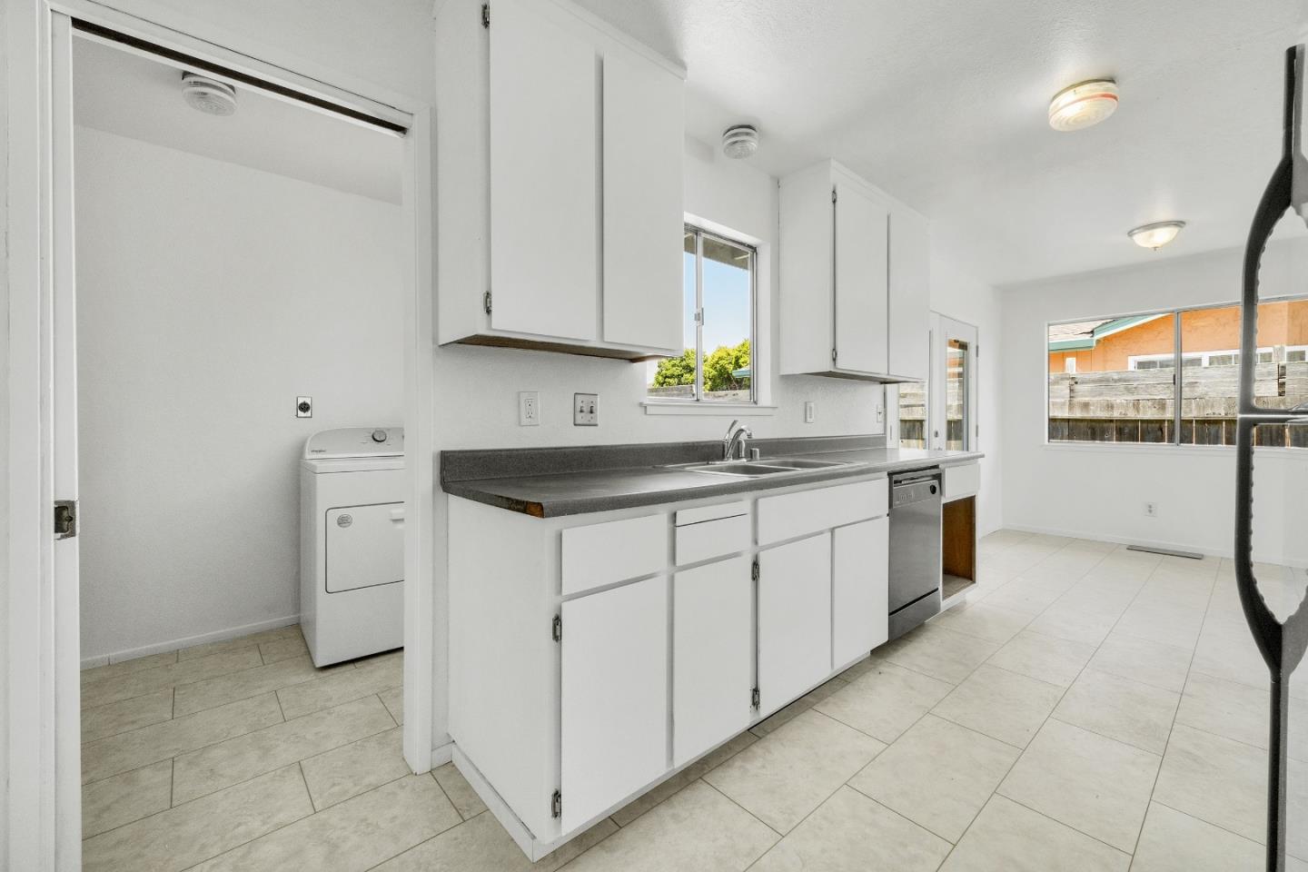 Detail Gallery Image 11 of 23 For 2158 17th Ave, Santa Cruz,  CA 95062 - 3 Beds | 2 Baths