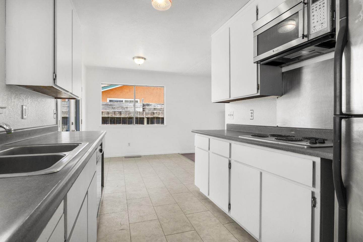 Detail Gallery Image 8 of 23 For 2158 17th Ave, Santa Cruz,  CA 95062 - 3 Beds | 2 Baths
