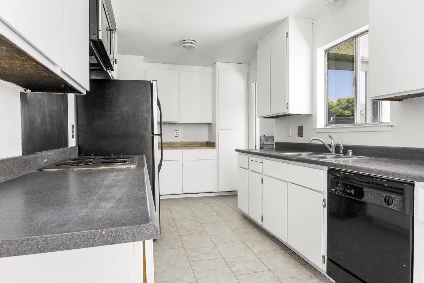 Detail Gallery Image 9 of 23 For 2158 17th Ave, Santa Cruz,  CA 95062 - 3 Beds | 2 Baths