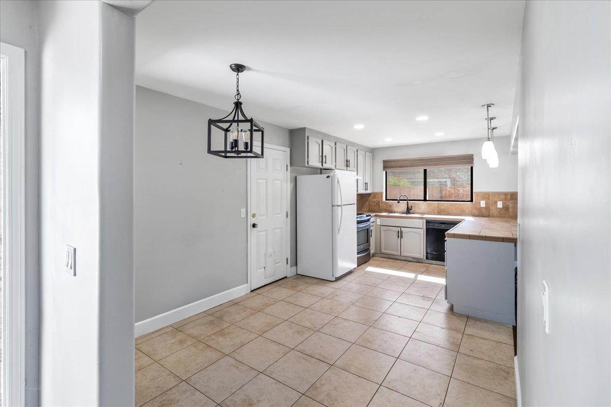 Detail Gallery Image 11 of 32 For 1640 Sunset Dr, Hollister,  CA 95023 - 3 Beds | 2 Baths