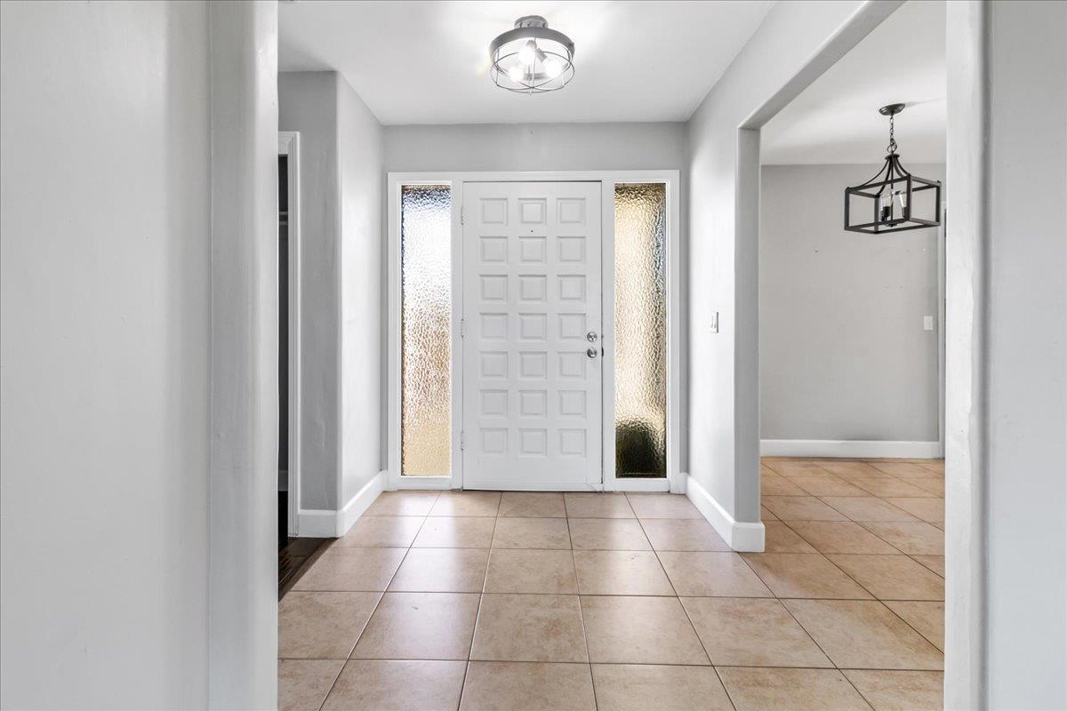 Detail Gallery Image 3 of 32 For 1640 Sunset Dr, Hollister,  CA 95023 - 3 Beds | 2 Baths