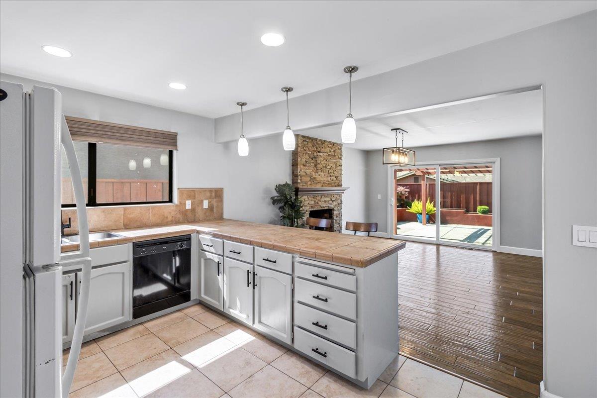 Detail Gallery Image 5 of 32 For 1640 Sunset Dr, Hollister,  CA 95023 - 3 Beds | 2 Baths