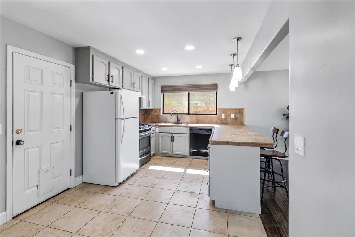 Detail Gallery Image 8 of 32 For 1640 Sunset Dr, Hollister,  CA 95023 - 3 Beds | 2 Baths
