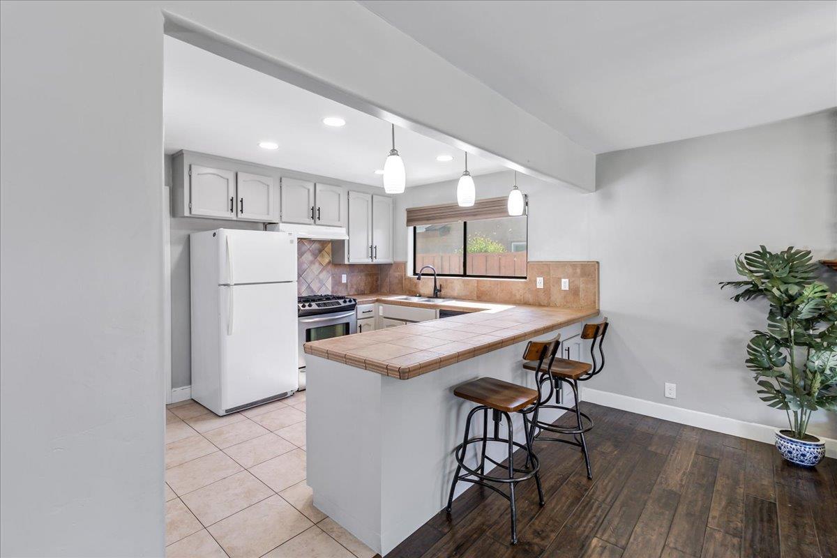 Detail Gallery Image 9 of 32 For 1640 Sunset Dr, Hollister,  CA 95023 - 3 Beds | 2 Baths