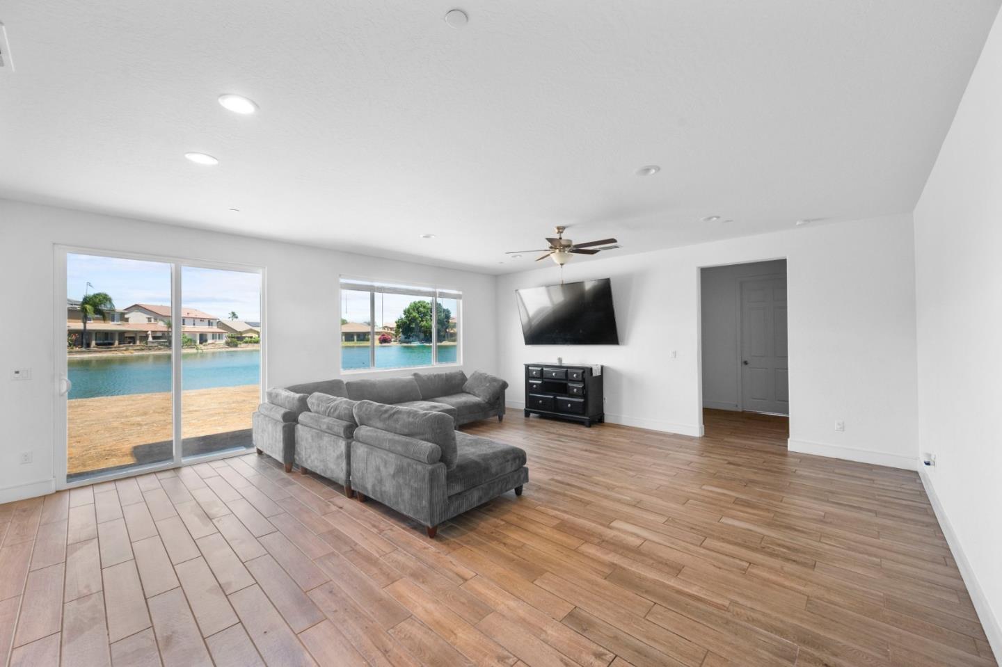 Detail Gallery Image 15 of 53 For 15005 Torrey Pines Cir, Chowchilla,  CA 93610 - 4 Beds | 2/1 Baths