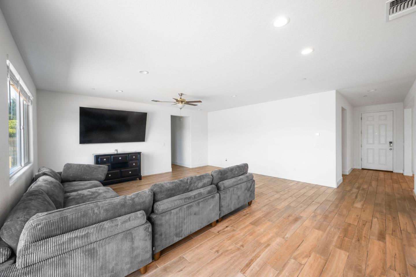 Detail Gallery Image 16 of 53 For 15005 Torrey Pines Cir, Chowchilla,  CA 93610 - 4 Beds | 2/1 Baths